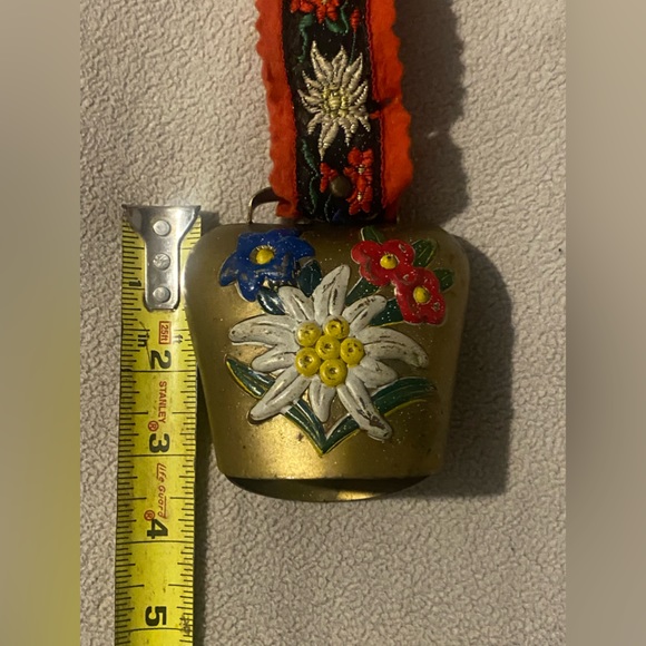 Vintage BRASS COW BELL Hand-Painted Flowers, Decorative Strap Switzerland - Picture 8 of 9